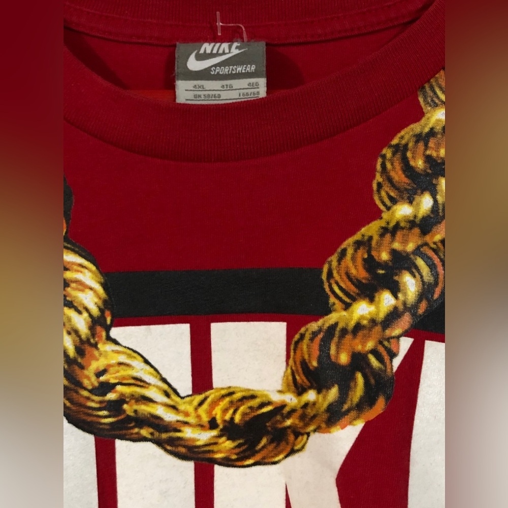 NAS NIKE HEAD ‘Got Kicks That Excite The Feds’ Red Tee with Gold Chain Graphic - Picture 4 of 8